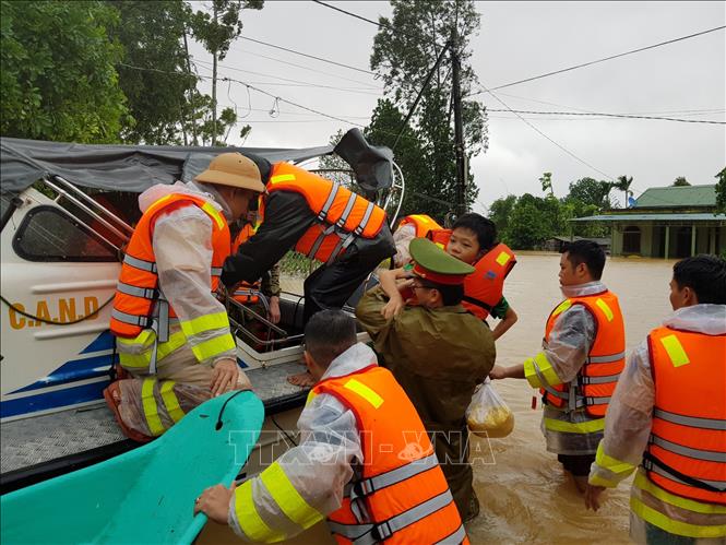 Di chuyển người dân ra khỏi khu vực ngập lũ tại huyện Cam Lộ. Ảnh minh họa