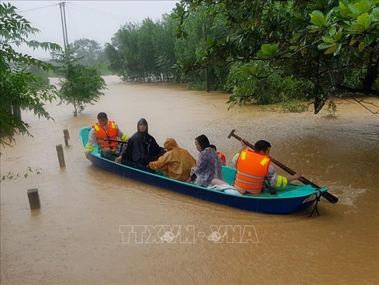 Di chuyển người dân ra khỏi khu vực ngập lũ tại huyện Cam Lộ (Quảng Trị)