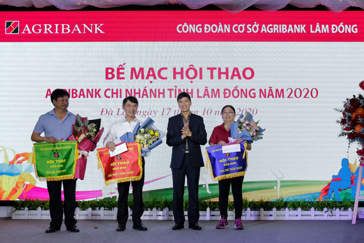 Agribank chi nhánh tỉnh Lâm Đồng tổ chức Gala chào mừng ngày 20/10 cũng là Lễ tổng kết, trao giải Hội thao năm 2020