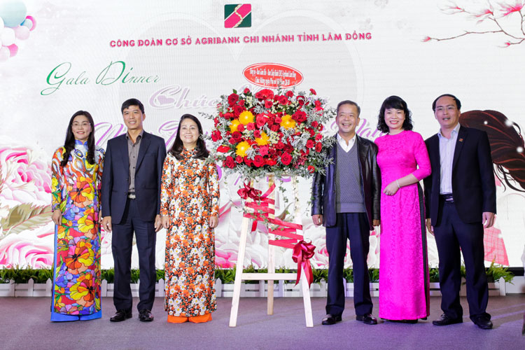 Lẵng hoa tươi thắm được lãnh đạo đơn vị và đại biểu tham dự gởi tặng toàn thể nữ cán bộ - người lao động Agribank chi nhánh Lâm Đồng