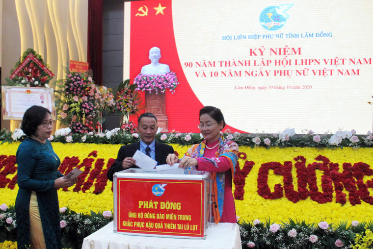 Các đồng chí Lãnh đạo tỉnh và Trung ương Hội LHPN Việt Nam ủng hộ đồng bào miền Trung khắc phục hậu quả lũ lụt