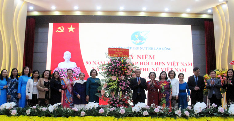 Ông Trần Văn Hiệp - Phó Bí thư Tỉnh ủy Lâm Đồng tặng lẵng hoa chúc mừng cán bộ lãnh đạo Hội Phụ nữ Lâm Đồng qua các thời kỳ