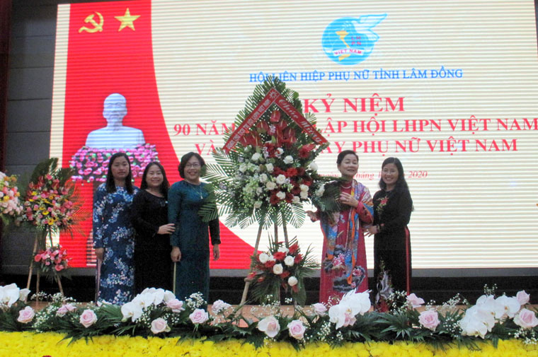 Trung ương Hội LHPN Việt Nam tặng hoa chúc mừng Hội LHPN Lâm Đồng