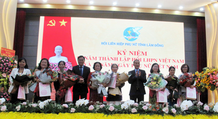 Lãnh đạo Tỉnh ủy và Ủy ban MTTQ Việt Nam tỉnh tặng hoa chúc mừng nguyên cán bộ lãnh Hội LHPN tỉnh