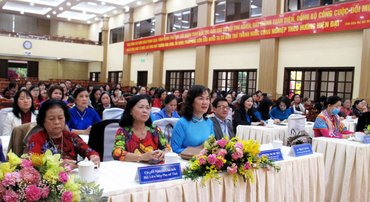 Hơn 100 đại biểu cán bộ Hội Phụ nữ tỉnh các thời kỳ tham dự buổi lễ kỷ niệm 90 năm thành lập Hội LHPN Việt Nam