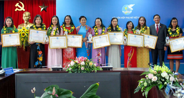 Lãnh đạo Hội LHPN Việt Nam và tỉnh Lâm Đồng trao Bằng khen của Trung ương Hội cho các điển hình thi đua yêu nước