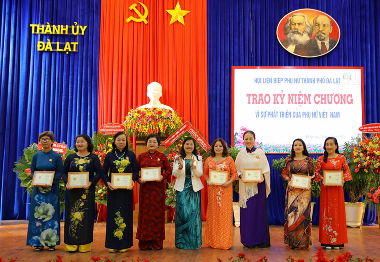 Bà Phạm Thị Ánh Tuyết - Phó Chủ tịch Hội LHPN tỉnh trao Kỷ niệm chương Vì sự phát triển của Phụ nữ Việt Nam cho 9 cá nhân ở thành phố Đà Lạt