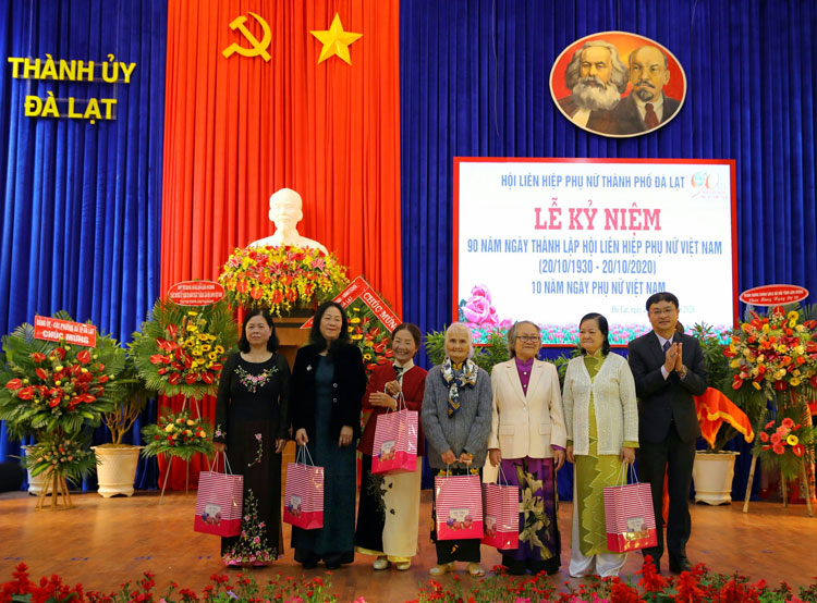 Ông Đặng Quang Tú - Phó Bí thư Thường trực Thành ủy Đà Lạt trao quà cho các cán bộ Hội LHPN Đà Lạt qua các thời kỳ