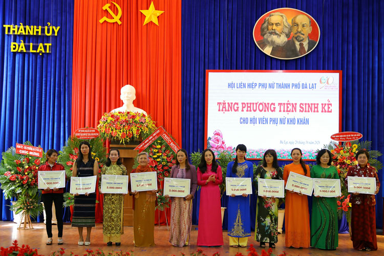 Bà Phan Thị Xuân Thảo - Chủ tịch Hội LHPN Đà Lạt trao phương tiện sinh kế hỗ trợ hội viên phụ nữ khó khăn
