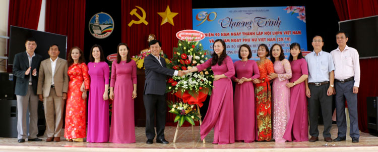Lãnh đạo huyện Bảo Lâm tặng hoa chúc mừng Hội LHPN huyện