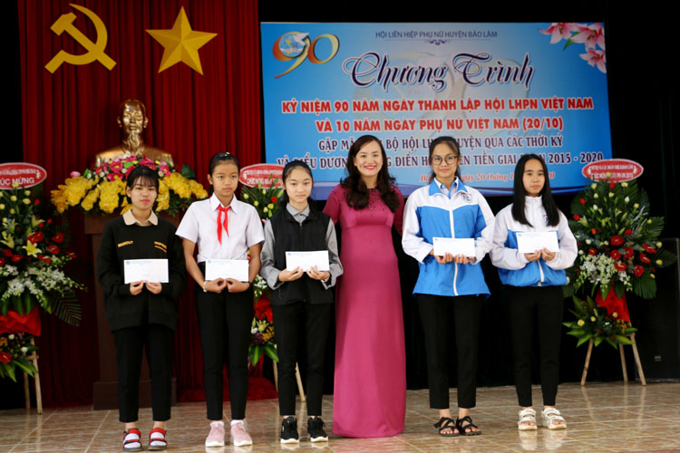 Tặng học bổng Lê Thị Pha cho các học sinh nghèo hiếu học