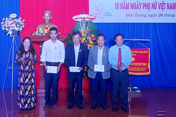 Đồng chí Lê Hồng Khánh - Phó Bí thư Thường trực Huyện ủy, tặng kỷ niệm chương cho các cá nhân có nhiều đóng góp cho hoạt động hội
