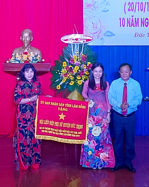 Đồng chí Lê Hồng Khánh - Phó Bí thư Thường trực Huyện ủy Đức Trọng, trao cờ thi đua của UBND tỉnh cho Hội LHPN Đức Trọng