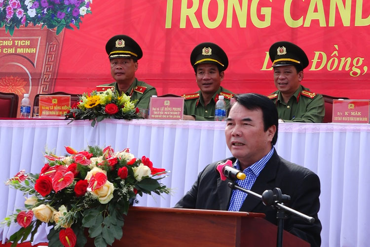 Phó Chủ tịch UBND tỉnh Lâm Đồng, đồng chí Phạm S phát biểu chào mừng các VĐV tại lễ khai mạc