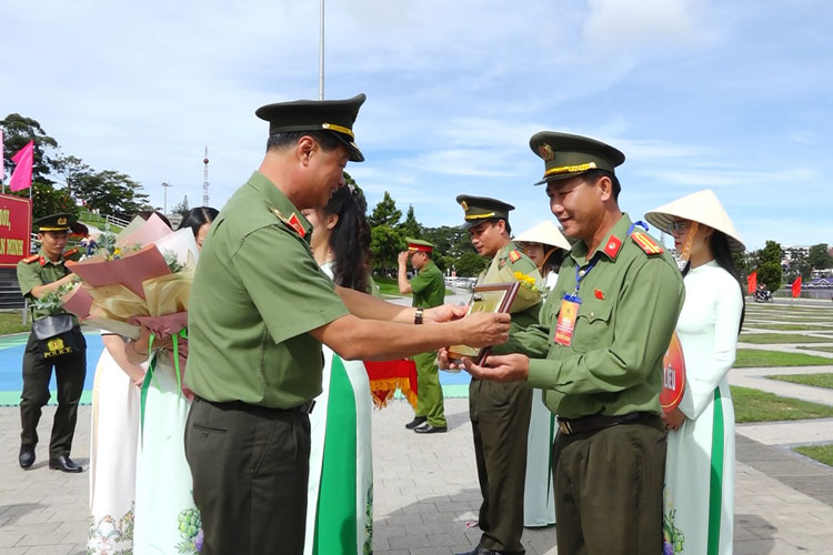 Lãnh đạo Bộ Công an trao cờ và hoa cho các đơn vị