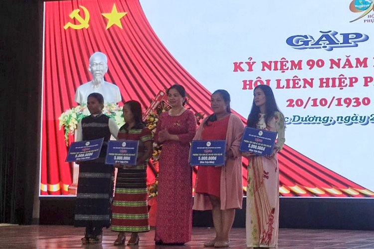 Hội LHPN huyện Lạc Dương trao phương tiện sinh kế cho hội viên khó khăn