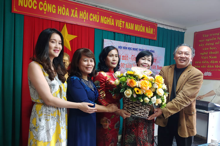 Phó Chủ tịch Hội VHNT Hà Hữu Nết tặng hoa chúc mừng nữ văn nghệ sĩ