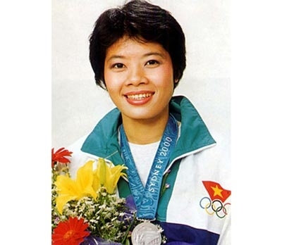 Trần Hiếu Ngân với chiếc huy chương Bạc tại Olympic 2000 đem vinh quang về cho Thể thao Việt Nam