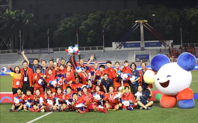 Đội tuyển nữ Việt Nam nhận Huy chương Vàng bóng đá nữ SEA Games 30