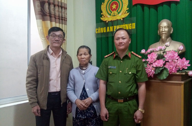 Ông Ngô Văn Nguyên (bìa trái) cùng lãnh đạo Công an Phường 2, TP Đà Lạt và bà Phan Thị Thủy