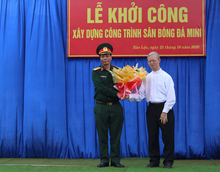 Đại diện Giáo xứ Thượng Thanh tặng hoa bày tỏ lòng cảm kích trược sự quan tâm của Bộ Tư lệnh Quân khu 7 và các cơ quan ban ngành, địa địa phương