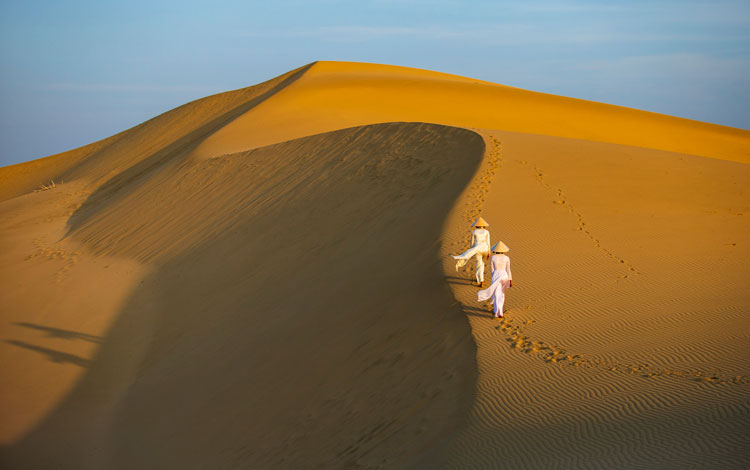 Thiếu nữ trên đồi cát