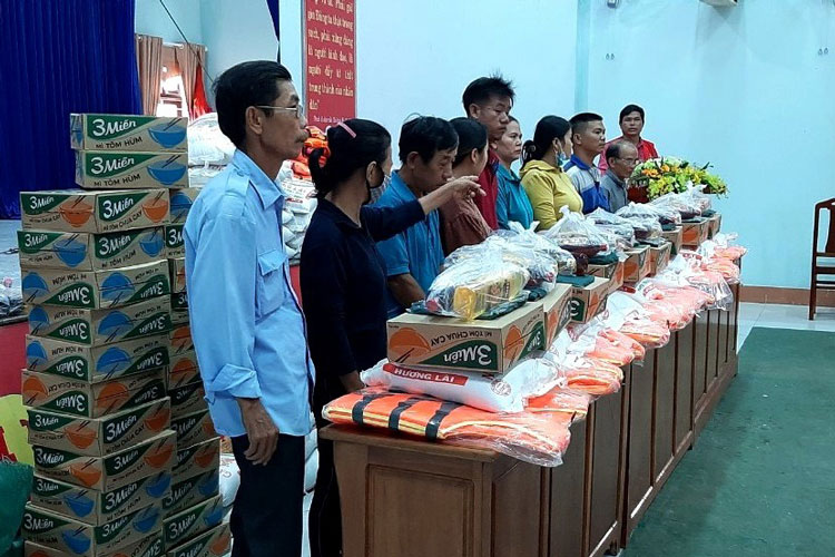 Các đoàn cứu trợ Lâm Đồng trao tặng quà cho người dân vùng lũ miền Trung. Ảnh: Khánh Phúc