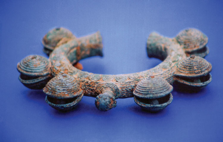 Vòng lục lạc trong bộ sưu tập hiện vật văn hóa Đông Sơn phát hiện tại Lâm Đồng. Ảnh: Đ.B.N