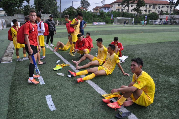 Trận thua 0-4 trước Kon Tum trên sân nhà Đà Lạt đã đẩy Hạng nhì Lâm Đồng vào thế khó