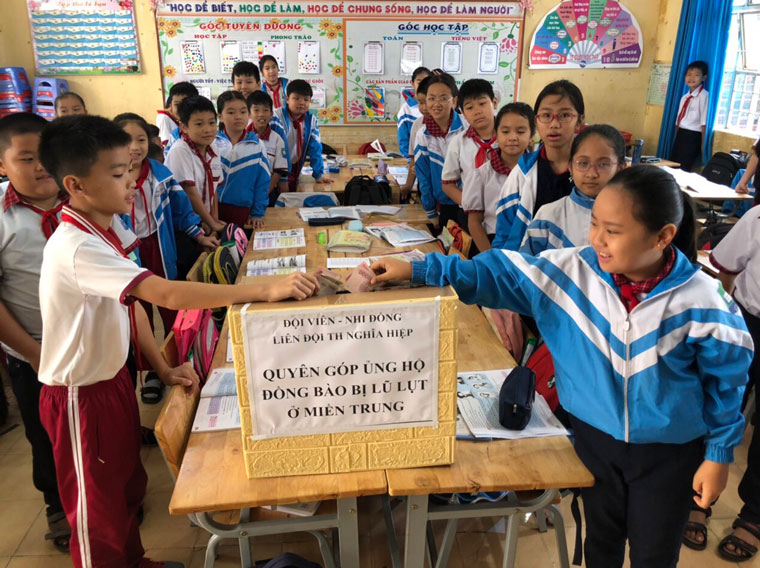 Học sinh Lâm Đồng quyên góp, ủng hộ đồng bào miền Trung; 3 Tập kết hàng cứu trợ đồng bào miền Trung