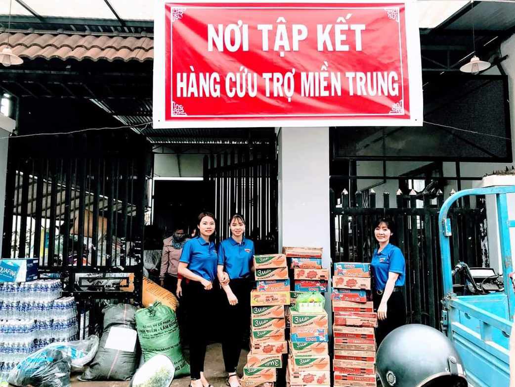 Tuổi trẻ cùng người dân Lâm Đồng gói bánh gửi tặng đồng bào miền Trung bạo lụt