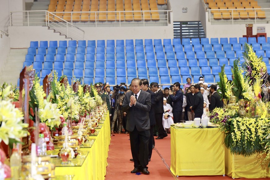 Phó Thủ tướng Thường trực Chính phủ Trương Hòa Bình dẫn đầu đoàn đại biểu vào viếng các liệt sỹ