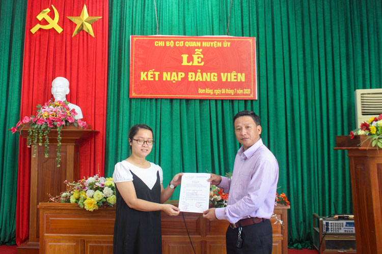 Trao Quyết định kết nạp Đảng tại Chi bộ cơ quan Huyện ủy Đam Rông