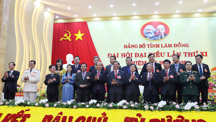 Đoàn đại biểu dự Đại hội toàn quốc lần thứ XIII của Đảng ra mắt Đại hội