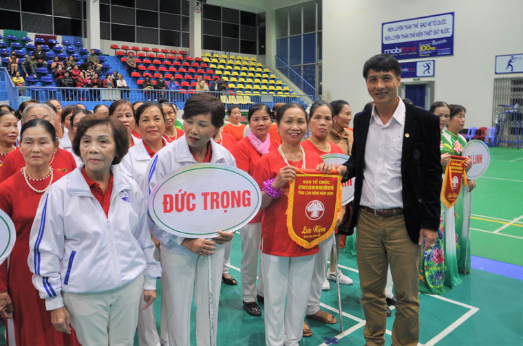 Ông Nguyễn Tiến Hải - Phó Giám đốc  Sở Văn hóa Thể thao và Du lịch Lâm Đồng trao cờ lưu niệm cho các đoàn dự giải