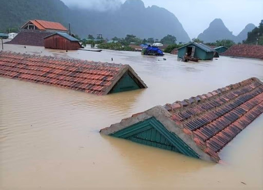 Hàng ngàn ngôi nhà ở Quảng Bình ngập chìm trong lũ dữ