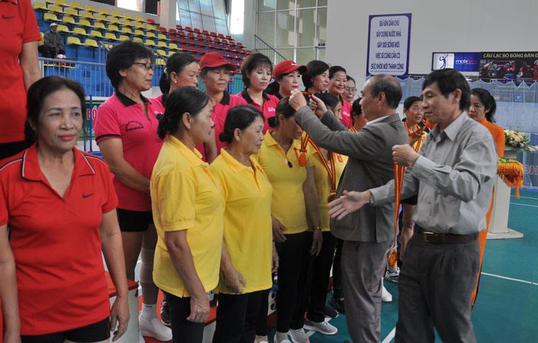 Ban tổ chức trao huy chương cho các đội dẫn đầu môn bóng chuyền hơi nữ 