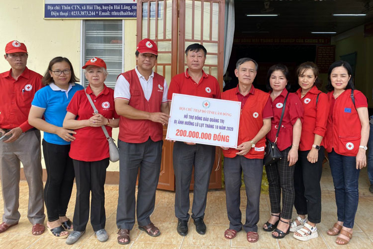 Hội Chữ thập đỏ Lâm Đồng trực tiếp cứu trợ đồng bào vùng lũ Quảng Trị