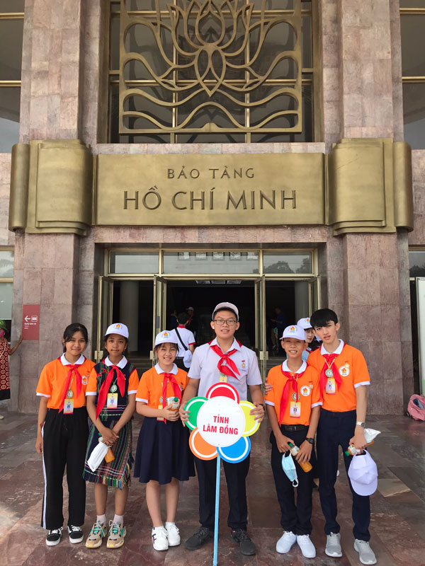 Đoàn đại biểu cháu ngoan Bác hồ của Lâm Đồng chụp hình lưu niệm trước Bảo tàng Hồ Chí Minh