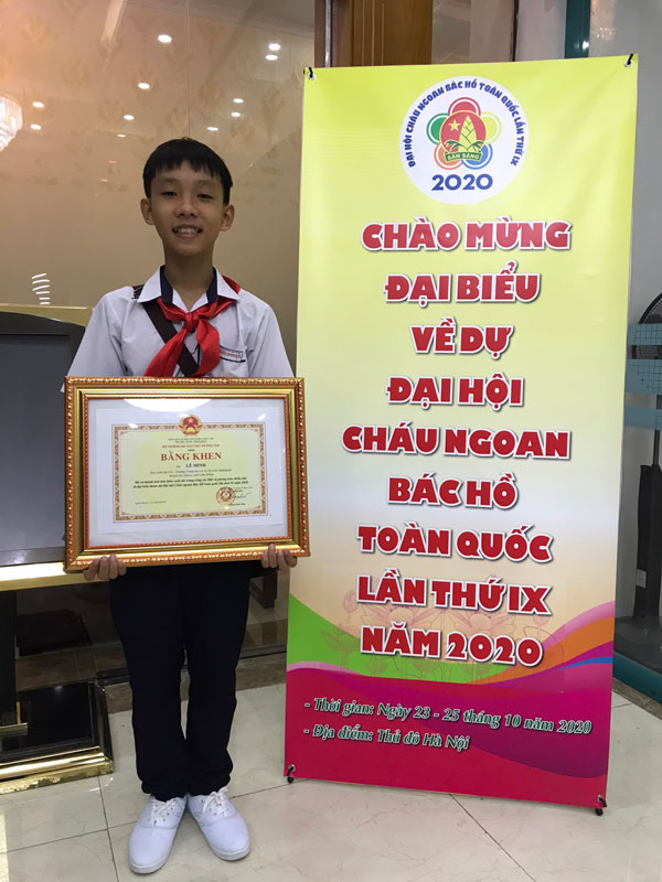 Em Lê Minh (học sinh lớp 6A5, Trường THCS thị trấn Madaguoi, huyện Đạ Huoai, Lâm Đồng) được nhận bằng khen của Bộ Giáo dục và Đào tạo