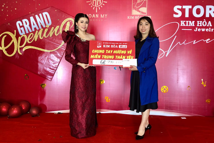 Bà Huỳnh Thị Hòa Minh (trái) - Giám đốc Kim Hòa Minh Jewelry trao số tiền ủng hộ đồng bào miền Trung cho Thành Đoàn Đà Lạt