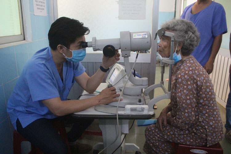 250 bệnh nhân nghèo và người cao tuổi được phẫu thuật mắt miễn phí