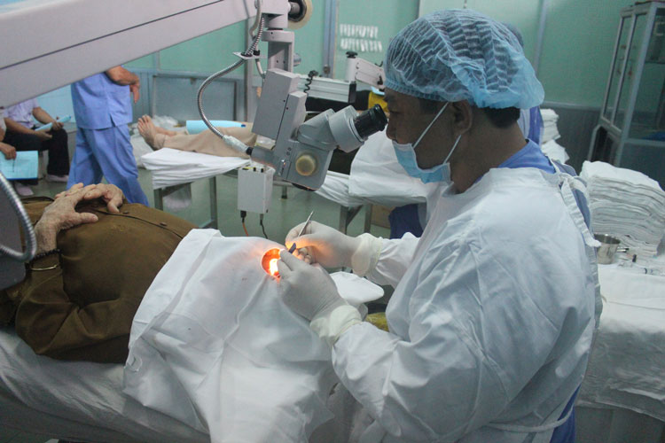 Các y, bác sĩ phẫu thuật mắt miễn phí cho bệnh nhân nghèo và người cao tuổi