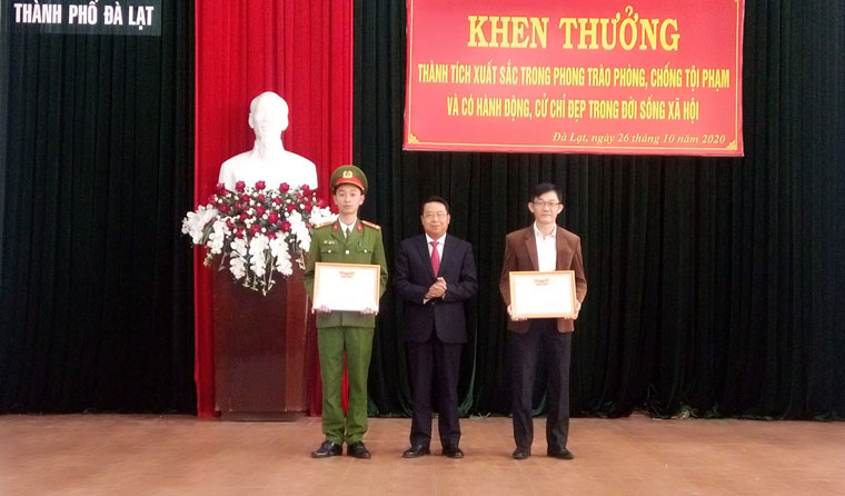 Các cá nhân được Chủ tịch UBND thành phố Đà Lạt Tôn Thiện San khen thưởng vì có thành tích xuất sắc trong phòng chống ma túy và có hành động, cử chỉ đẹp