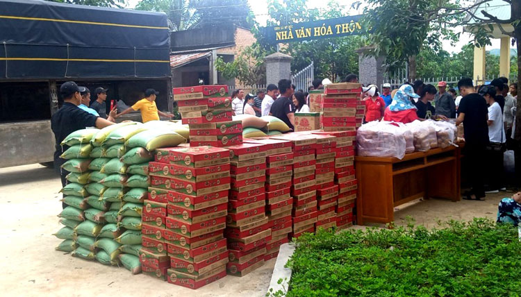 Hơn 350 phần quà đến với người khó khăn huyện Đạ Tẻh