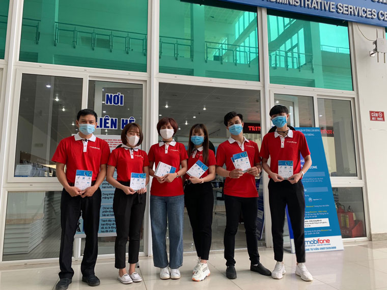 Đoàn Thanh niên MobiFone Lâm Đồng hướng dẫn người dân cài đặt ứng dụng Bluezone, cảnh báo nguy cơ lây nhiễm COVID-19