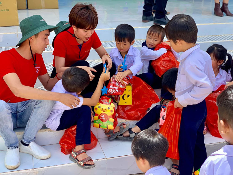 MobiFone tỉnh Lâm Đồng tặng quà trung thu cho các em nhỏ có hoàn cảnh khó khăn