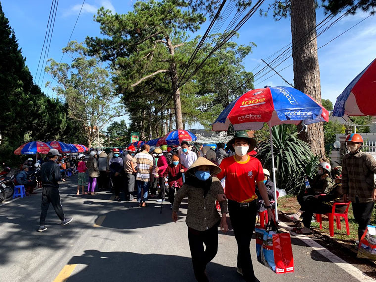 MobiFone tỉnh Lâm Đồng hỗ trợ người có hoàn cảnh khó khăn sau dịch COVID-19