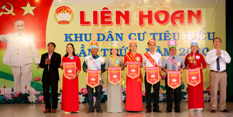 Ban tổ chức trao cờ lưu niệm cho các đội tham gia Liên hoan Khu dân cư tiêu biểu huyện Bảo Lâm lần thứ I năm 2020