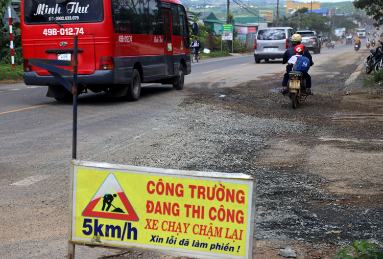 Mỏ đá Tây Đại Lào gắn biển thi công công trình để cảnh báo người tham gia giao thông 